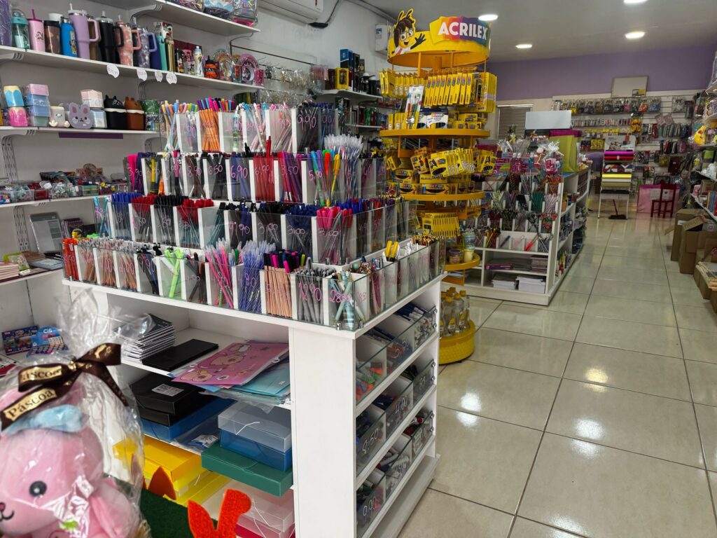 Papelaria completa com materiais escolares na Encanteria em Maricá.